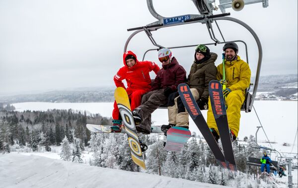 Turistas satisfeitos no teleférico durante a abertura da temporada de esqui e snowboard no território do centro de recreação ativa Yalgora, em Karelia - Sputnik Brasil