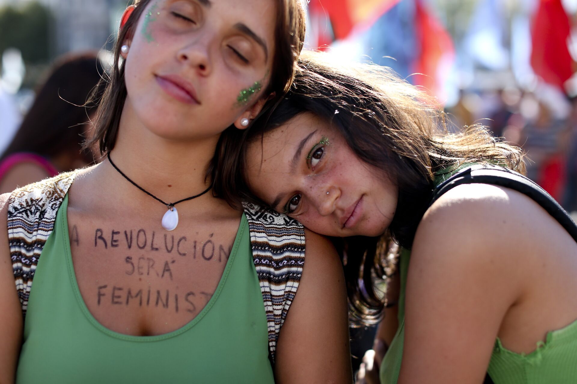 Uma mulher usa uma mensagem no peito que diz em espanhol: A revolução será  feminista. - Sputnik Brasil, 1920, 16.10.2022
