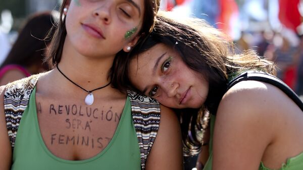 Uma mulher usa uma mensagem no peito que diz em espanhol: A revolução será  feminista. - Sputnik Brasil