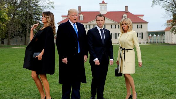 Presidente dos EUA, Donald Trump, e seu homólogo francês, Emmanuel Macron, no jardim da Casa Branca acompanhados por suas esposas Melania Trump e Brigitte Macron - Sputnik Brasil