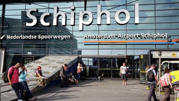 Entrada principal do aeroporto de Schiphol em Amsterdã - Sputnik Brasil