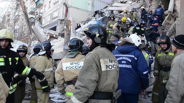 Equipes de resgate no local de desabamento do prédio residencial na Rússia - Sputnik Brasil