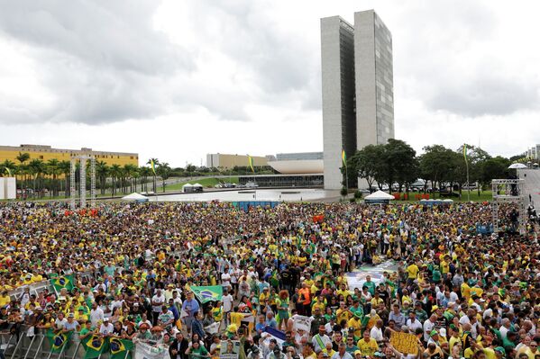 Apoiadores do presidente eleito Jair Bolsonaro aguardando pela sua posse em Brasília - Sputnik Brasil