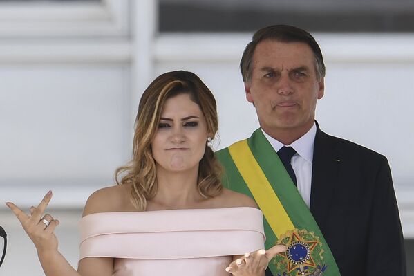 A nova primeira-dama do Brasil, Michelle Bolsonaro, faz discurso em libras durante cerimônia de posse do seu marido, Jair Bolsonaro, novo presidente do país - Sputnik Brasil