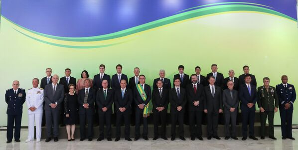 Jair Bolsonaro, novo presidente do Brasil, posa para foto oficial ao lado dos ministros que irão compor seu governo - Sputnik Brasil
