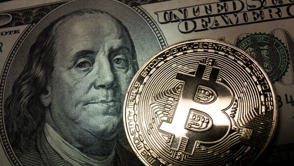 Bitcoin e uma nota de dólar (imagem ilustrativa) - Sputnik Brasil