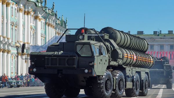 Transportadores-lançadores de sistemas de mísseis S-400 Triumf no ensaio final da parada militar na Praça do Palácio de São Petersburgo. - Sputnik Brasil