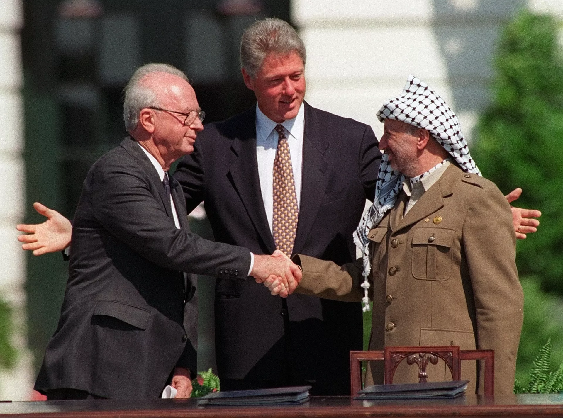 O então presidente dos EUA, Bill Clinton, presidindo as cerimônias que marcam a assinatura do acordo de paz de 1993 entre Israel e os palestinos no gramado da Casa Branca com o primeiro-ministro israelense Yitzhak Rabin (E) e o presidente da Organização para a Libertação da Palestina (OLP), Yasser Arafat (D) - Sputnik Brasil, 1920, 09.11.2023