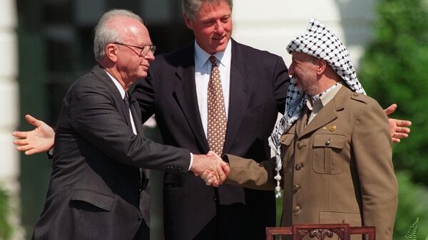 President Bill Clinton presides over ceremonies marking the signing of the 1993 peace accord between Israel and the Palestinians on the White House lawn with Israeli Prime Minister Yitzhak Rabin, left, and PLO chairman Yasser Arafat, right - Sputnik Brasil