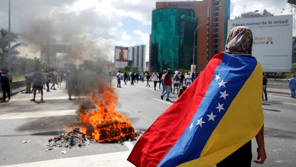 Manifestantes entram em conflito com a polícia durante manifestação para exigir um referendo para destituir o presidente da Venezuela, Nicolás Maduro, em Caracas, 1º de setembro de 2016 - Sputnik Brasil