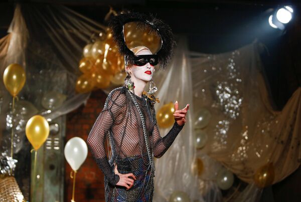 Modelo durante a apresentação da nova coleção masculina na Semana de Moda de Londres, Inglaterra - Sputnik Brasil