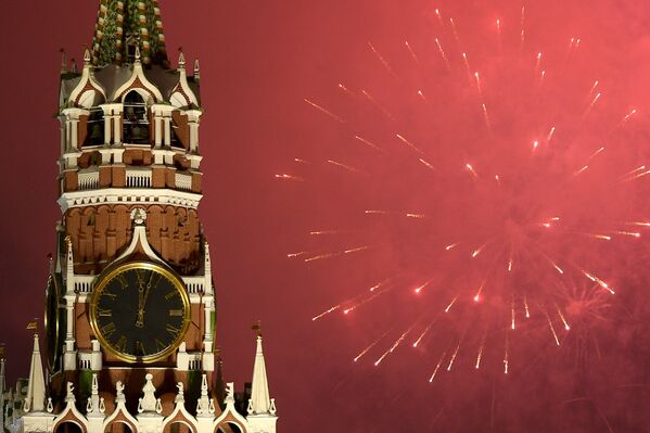 Fogos de artifício no céu sobre o Kremlin, na comemoração de Ano Novo - Sputnik Brasil