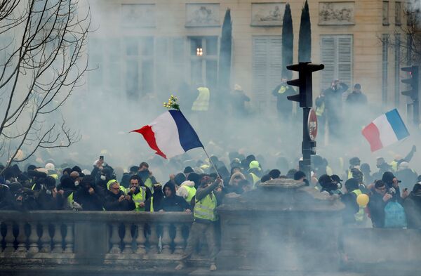 Protestos dos coletes amarelos continuam em Paris, França - Sputnik Brasil