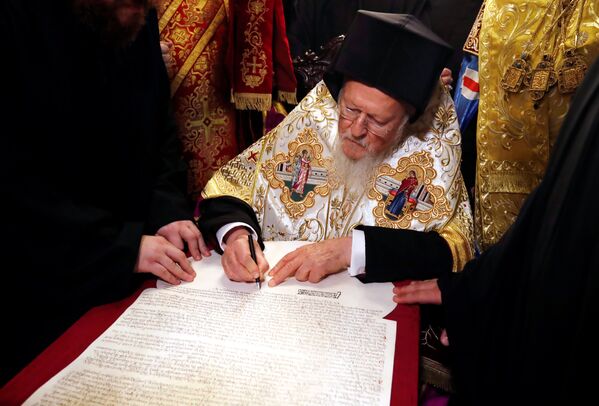 Patriarca de Constantinopla, Bartolomeu, assinando decreto de autocefalia para a nova Igreja da Ucrânia - Sputnik Brasil