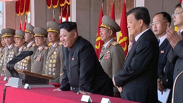 Líder norte-coreano Kim Jong Un, juntamente com Liu Yunshan, líder número 5 do Partido Comunista da China  assiste a desfile durante a cerimônia que marcou o 70º aniversário do partido governante (arquivo) - Sputnik Brasil