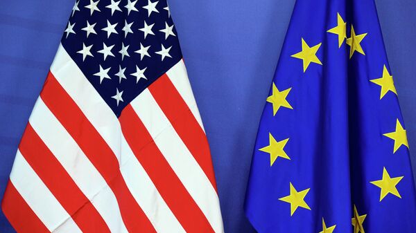 As bandeiras dos EUA e da UE - Sputnik Brasil