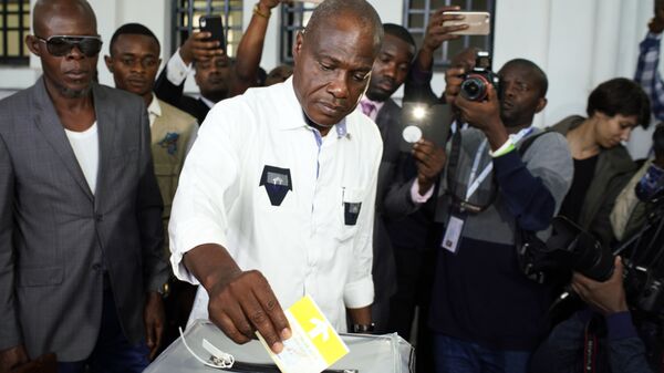 Martin Fayulu votando nas eleições presidenciais da República Democrática do Congo - Sputnik Brasil
