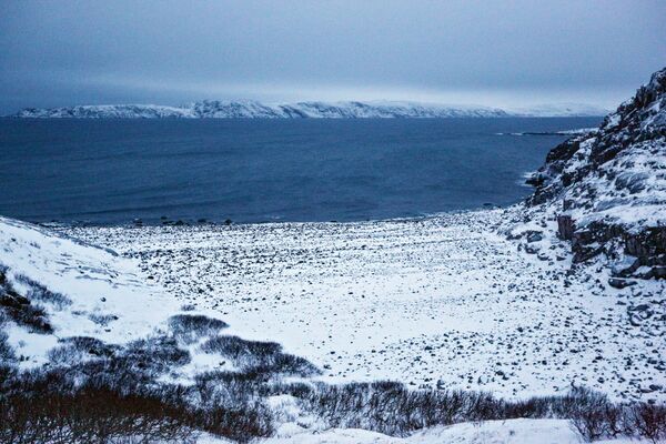 Vista da costa do mar de Barents, na península de Kola (Rússia), durante o inverno - Sputnik Brasil