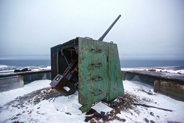 Peça de artilharia da época da Grande Guerra pela Pátria (parte da 2ª Guerra Mundial) na costa da península de Kola, Rússia - Sputnik Brasil