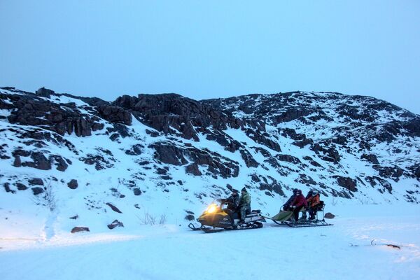 Turistas explorando arredores da península de Kola (Rússia) em motos de neve - Sputnik Brasil