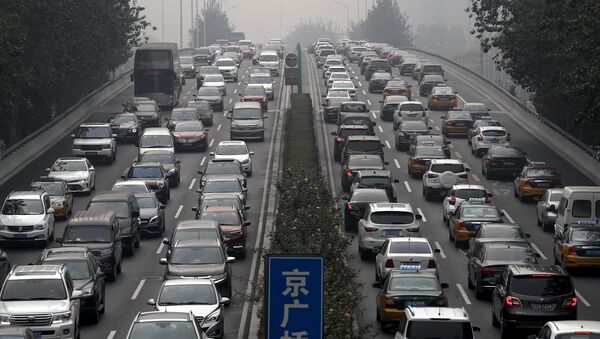 Motoristas presos no trânsito em um anel viário de Pequim, na China. - Sputnik Brasil