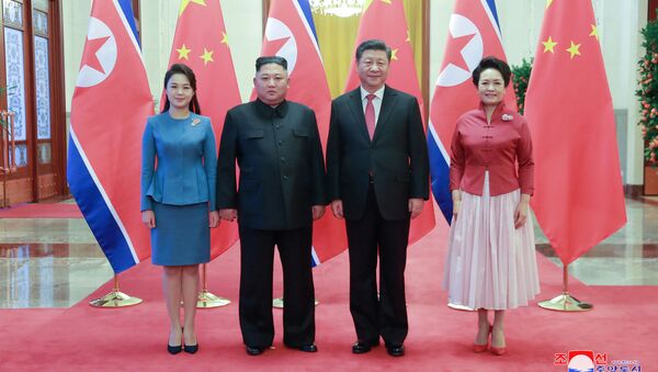 Líder norte-coreano, Kim Jong-un, se encontra com o presidente chinês, Xi Jinping, em Pequim - Sputnik Brasil