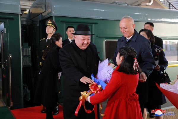 Líder norte-coreano recebe flores em estação de trem de Pequim - Sputnik Brasil
