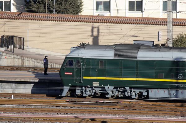 Trem, que possivelmente estava transportando o líder norte-coreano, Kim Jong-un, em uma estação em Pequim - Sputnik Brasil