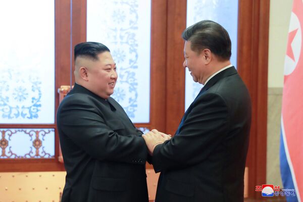 Líder norte-coreano, Kim Jong-un, se reúne com presidente chinês, Xi Jinping , em Pequim - Sputnik Brasil