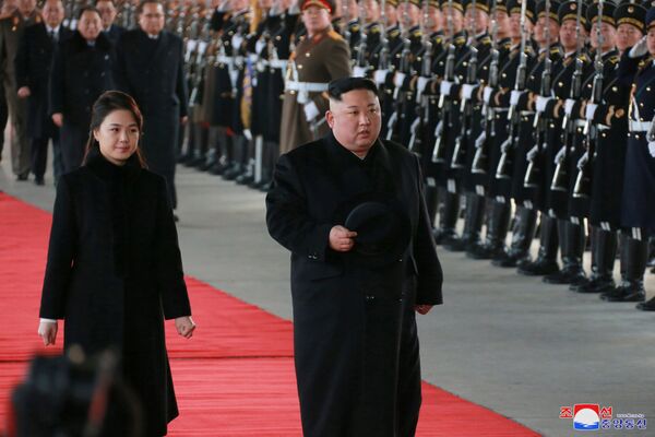 Líder norte-coreano, Kim Jong-un, e sua esposa, Ri Sol-ju, durante visita a Pequim - Sputnik Brasil