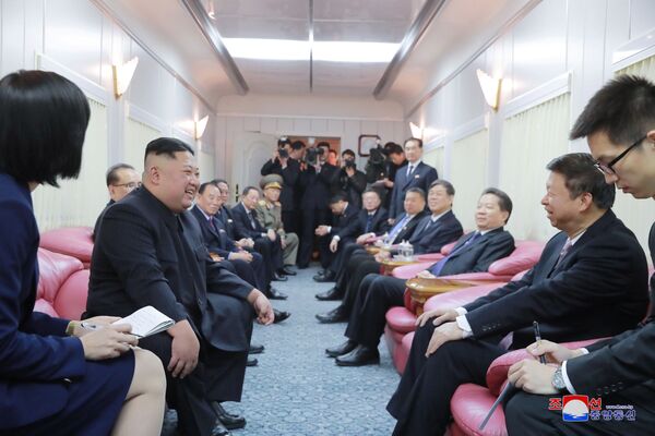 Líder norte-coreano, Kim Jong-un, durante visita a Pequim, na China - Sputnik Brasil