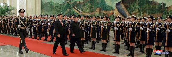 Presidente chinês, Xi Jinping, e líder norte-coreano, Kim Jong-un, durante cerimônia de boas-vindas, em Pequim, na China - Sputnik Brasil