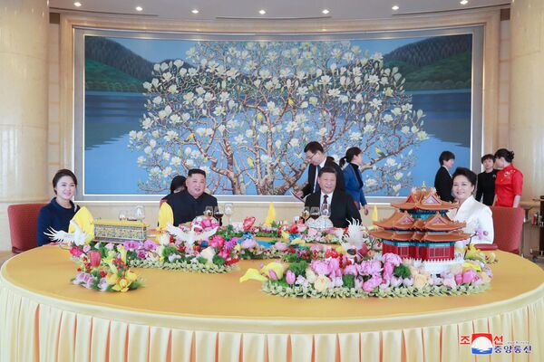 Presidente chinês, Xi Jinping, e líder norte-coreano, Kim Jong-un, com esposas, durante encontro em Pequim, na China - Sputnik Brasil