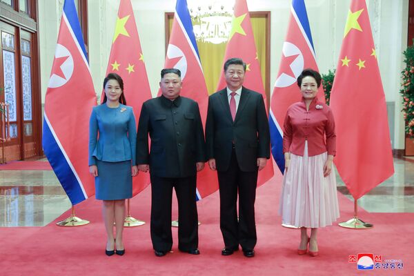 Presidente chinês, Xi Jinping, e líder norte-coreano, Kim Jong-un com esposas, durante encontro em Pequim, na China - Sputnik Brasil
