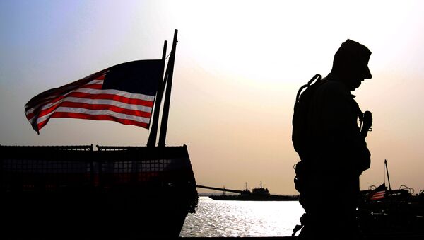 Soldado junto à bandeira dos EUA (foto de arquivo) - Sputnik Brasil