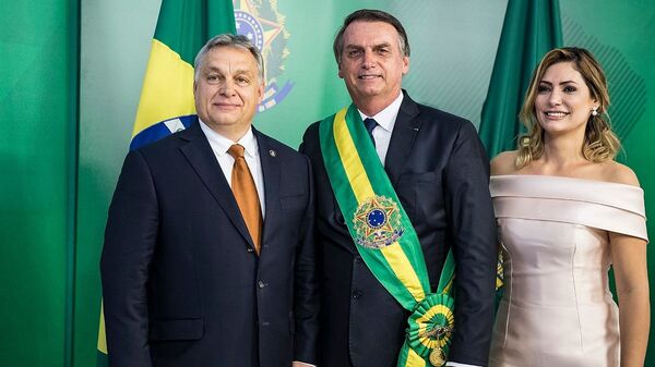 Primeiro-ministro húngaro Viktor Orban ao lado de Jair Bolsonaro e da primeira-dama, Michelle Bolsonaro - Sputnik Brasil