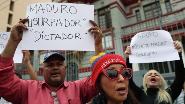 Em frente à embaixada da Venezuela, em Lima, no Peru, um grupo de venezuelanos protesta contra posse do presidente da Venezuela, Nicolás Maduro. - Sputnik Brasil