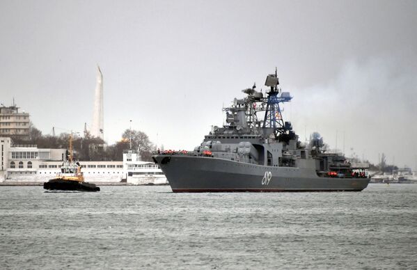 Grande navio antissubmarino Severomorsk da Frota do Norte durante chegada ao porto de Sevastopol após longo período de viagem - Sputnik Brasil