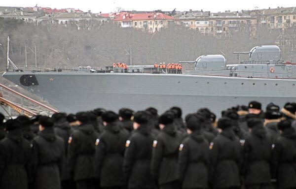 Grande navio antissubmarino Severomorsk da Frota do Norte durante chegada ao porto de Sevastopol após longo período de viagem - Sputnik Brasil