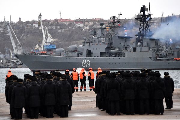 Grande navio antissubmarino Severomorsk da Frota do Norte durante chegada ao porto de Sevastopol - Sputnik Brasil