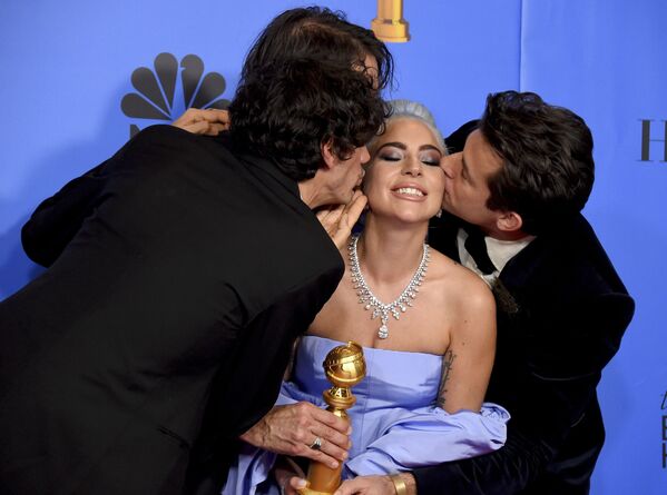 Lady Gaga com seus parceiros de composição Mark Ronson, Anthony Rossomando e Andrew Wyatt depois de ganhar o prêmio Globo de Ouro para a melhor canção original - Sputnik Brasil