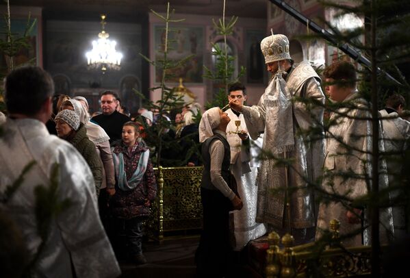 Missa solene natalina na Catedral de Ascensão, cidade russa de Novosibirsk - Sputnik Brasil