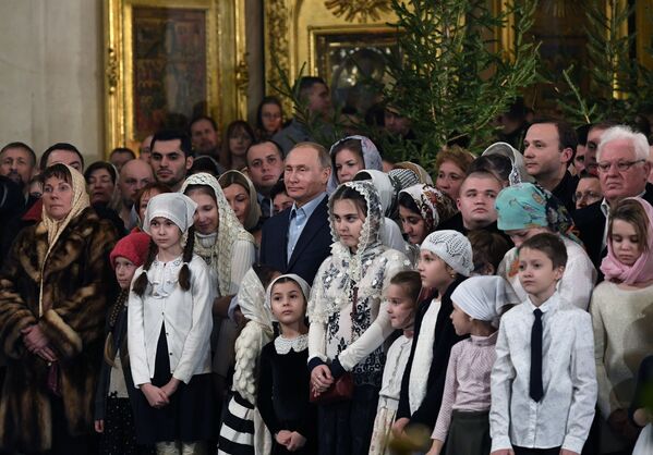 Presidente russo Vladimir Putin participa da missa solene natalina na Catedral da Transfiguração do Senhor, em São Petersburgo - Sputnik Brasil