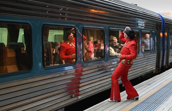 Fã do cantor Elvis Presley na Estação Ferroviária de Sydney antes de embarcar em um trem para um festival dedicado a Elvis Presley - Sputnik Brasil