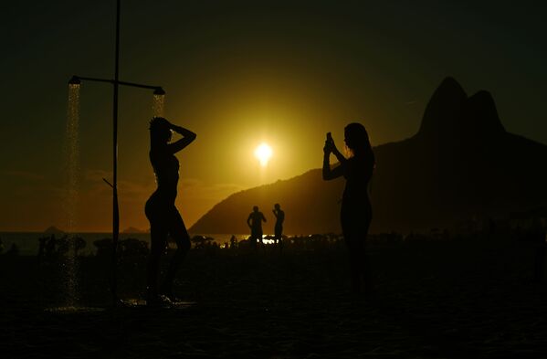 Um pôr do sol na praia de Ipanema - Sputnik Brasil