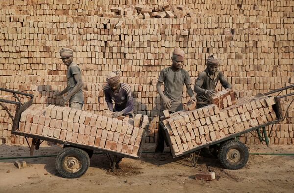 Trabalhadores de fábrica de tijolos, Bangladesh - Sputnik Brasil