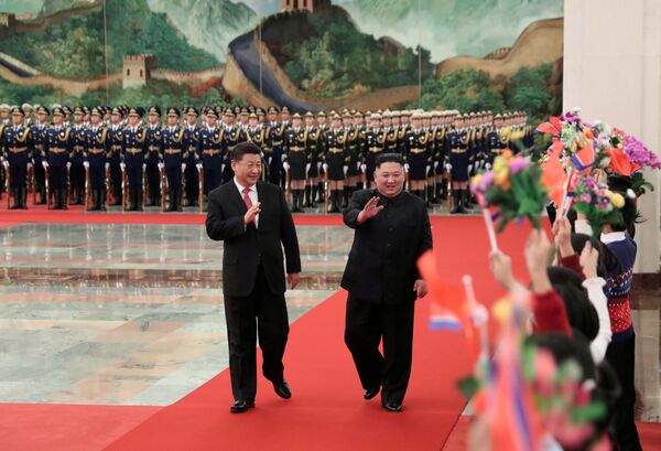 O presidente chinês, Xi Jinping, e o líder norte-coreano Kim Jong Um durante uma reunião em Pequim - Sputnik Brasil