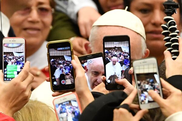 Fiéis fazem fotos com Papa Francisco, Vaticano - Sputnik Brasil