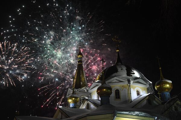 Fogos de artifício perto da Catedral da Ascensão, cidade russa de Novosibirsk, dedicados ao Natal Ortodoxo - Sputnik Brasil