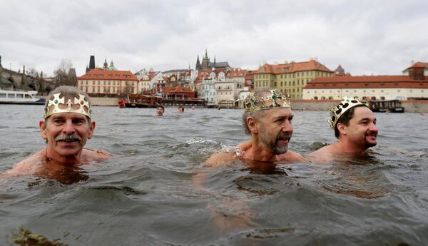 Tradicional corrida de natação natalina em Praga, República Tcheca - Sputnik Brasil